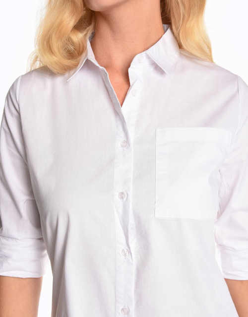 Elegáns női fehér ing mellzsebbel