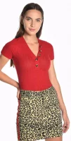 Piros bordázott női póló gombokkal a nyakkivágásnál